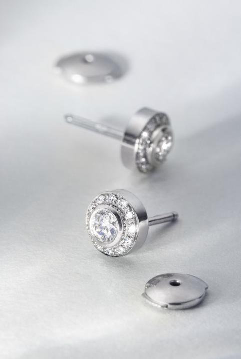 Earrings with 0.52ct Round Diamond in White Gold Bezel Setting - Redline - 0++