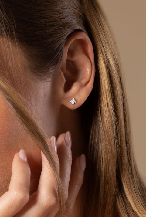 Earrings with 0.20ct Round Diamond in White Gold Square Setting - Redline - 0++