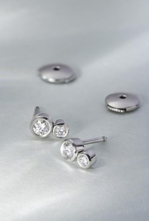 Earrings with 0.30ct Round Diamond in White Gold Bezel Setting - Redline - 0++