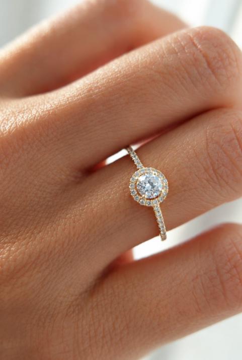 Ring with 0.47ct Round Diamond in Yellow Gold Prong Setting - Redline - 0++