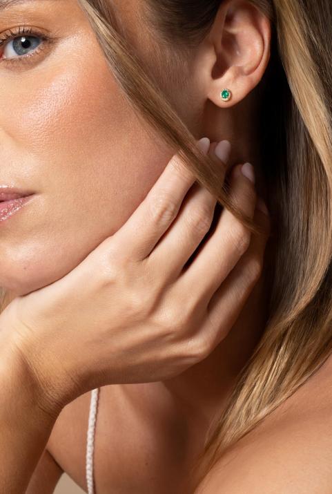 Earrings with 0.11ct Round Diamond and Emerald in Yellow Gold Prong Setting - Redline - 0++