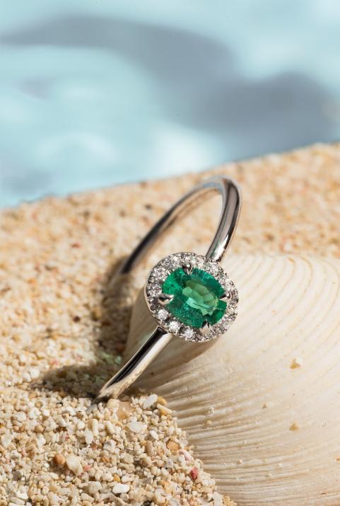 Ring with 0.06ct Round Diamond and Emerald in White Gold Prong Setting - Redline - 0++