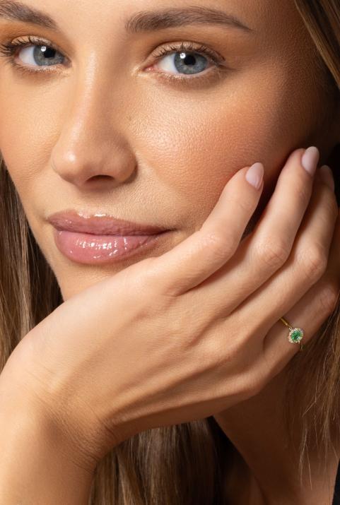 Ring with 0.06ct Oval Diamond and Emerald in Yellow Gold Prong Setting - Redline - 0++