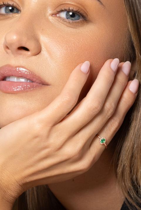 Ring with 0.06ct Oval Diamond and Emerald in Rose Gold Prong Setting - Redline - 0++