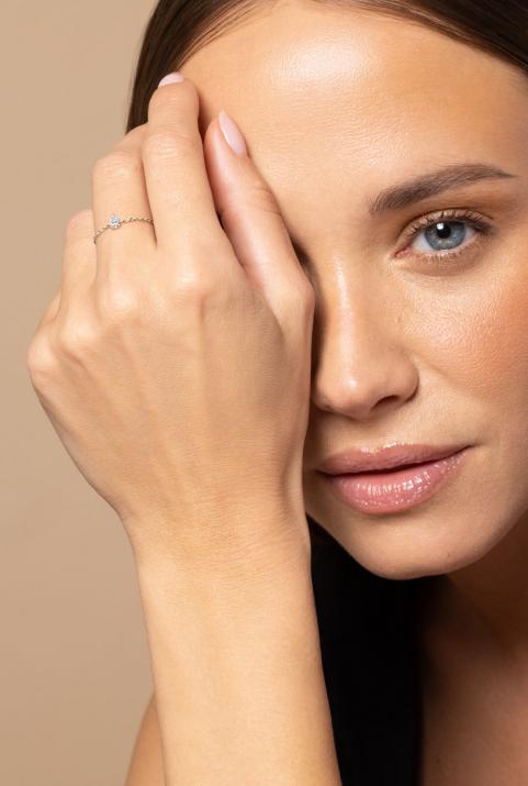 Ring with 0.20ct Pear Diamond in White Gold Prong Setting - Redline - 0++