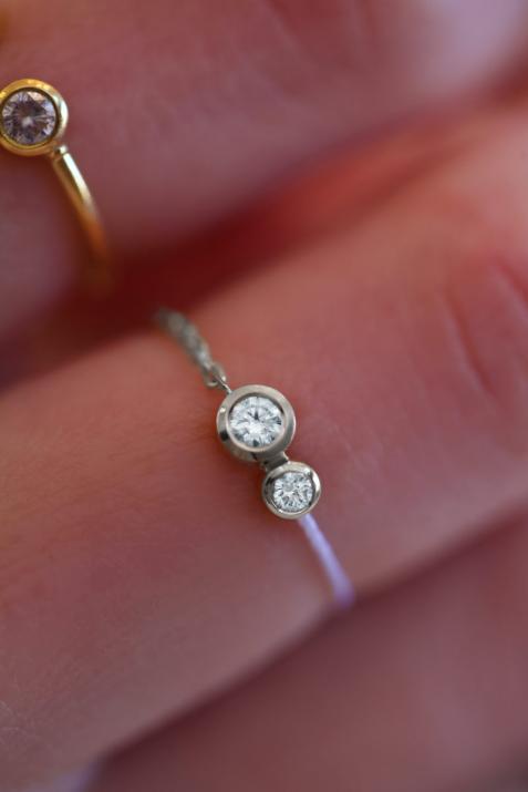 String Ring with 0.15ct Round Diamond in White Gold Bezel Setting - Redline - 0++