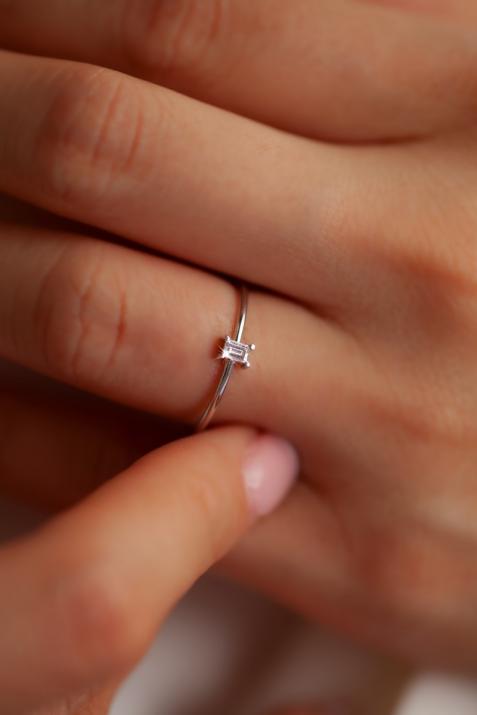 Ring with 0.10ct Princess Diamond in White Gold Prong Setting - Redline - 0++