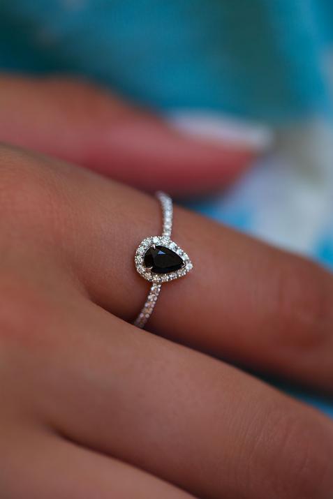 Ring with 0.16ct Pear Diamond in White Gold Prong Setting - Redline - 0++