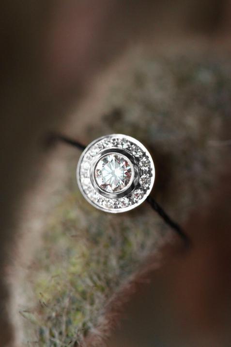 String Ring with 0.26ct Round Diamond in White Gold Bezel Setting - Redline - 0++