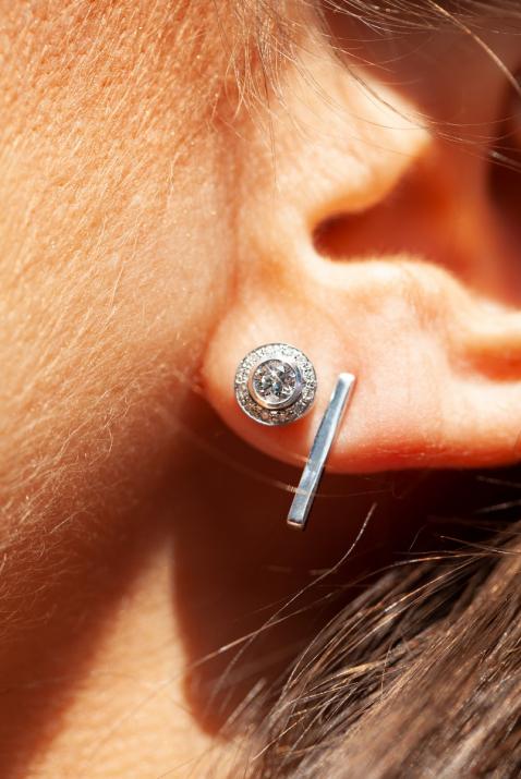 Earrings with 0.52ct Round Diamond in White Gold Bezel Setting - Redline - 0++