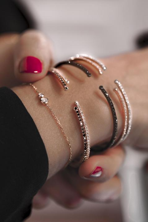 Bangle Bracelet with 0.91ct Round Diamond in Rose Gold Prong Setting - Redline - 0++