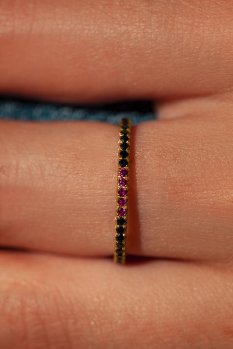 Bangle Ring with 0.33ct Round Black Diamond and 5 rubis in Yellow Gold Prong Setting - Redline - 0++
