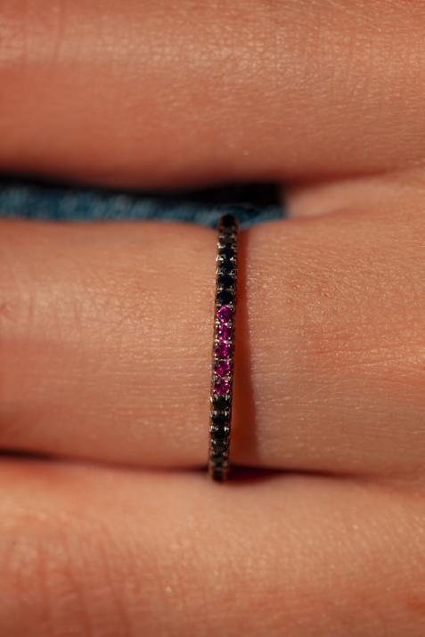 Bangle Ring with 0.33ct Round Black Diamond and 5 rubis in Black Gold Prong Setting - Redline - 0++