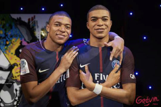 Grévin célèbre la victoire des bleus en coupe du monde avec Kylian Mbappé