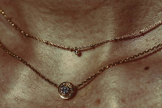 Conseils mode : comment assembler ses bijoux Redline ?