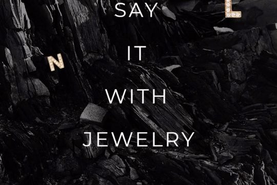 Street style : le collier à lettres