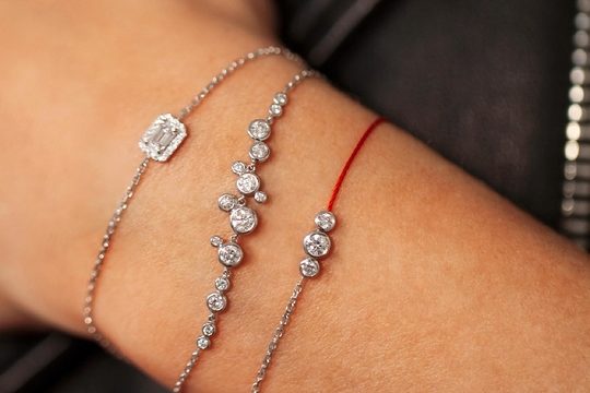 Pourquoi votre bijou en or blanc jaunit ? 