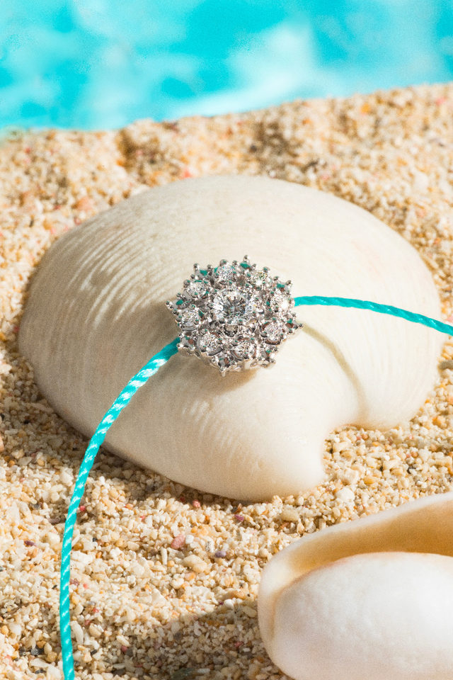 Colored Threads on Diamonds