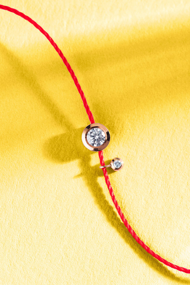 Colored Threads on Diamonds